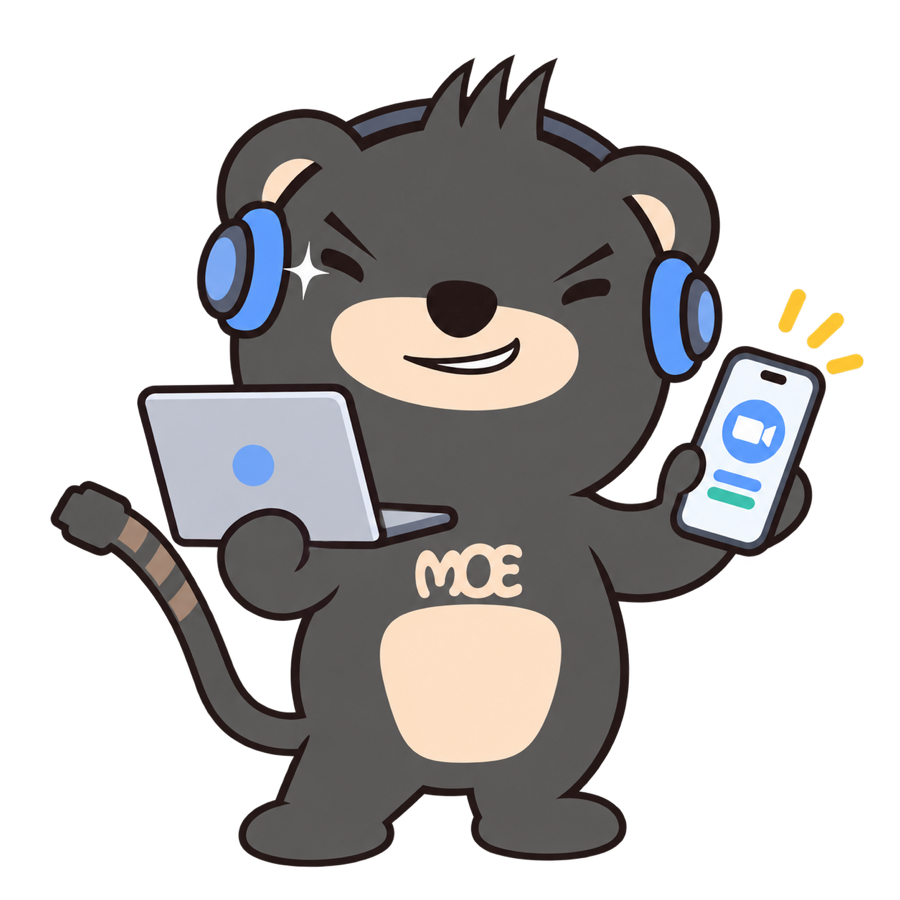 パソコンとスマートフォンを使って研修に参加するグレーのMOEキャラクター